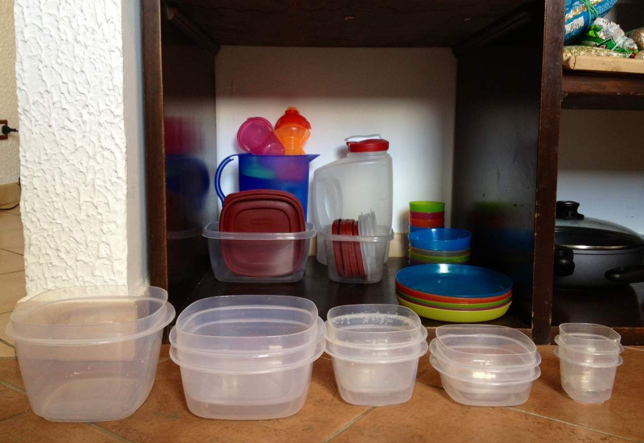 How to ORGANIZE TUPPERWARE - ideas to simplify food storage containers in  your cabinet 